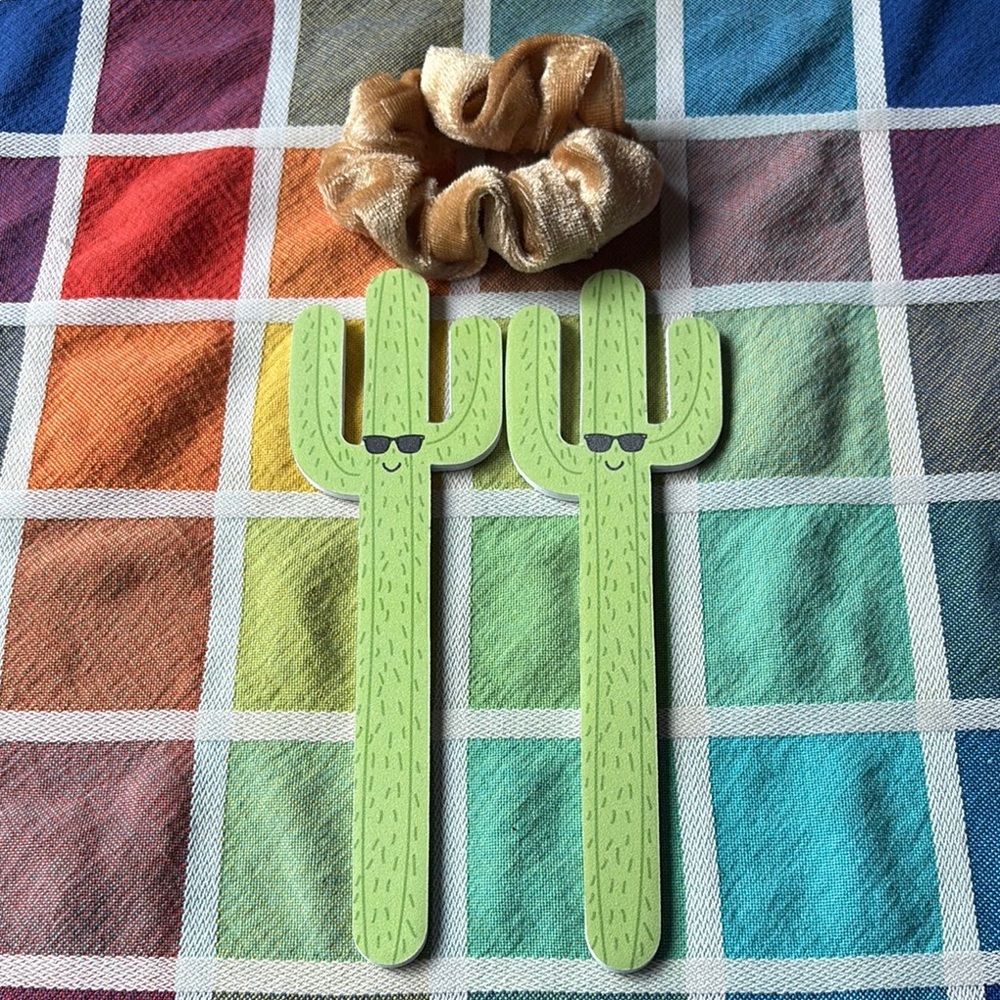 🌵Green Cactus NAIL FILE  with Gold Scrunchie🌵🌵NWOT 🌵
